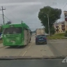 Зелёный автобус промчался по встречке в Южно-Сахалинске