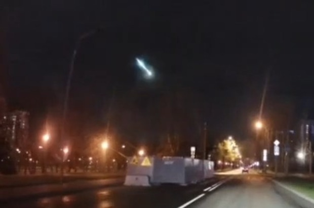 Осколки пролетевшего над Москвой метеорита продают в сети Осколки пролетевшего над Москвой метеорита продают в сети