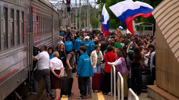 Более 500 выпускников школ Мариуполя приехали на каникулы в Петербург по приглашению Александра Беглова