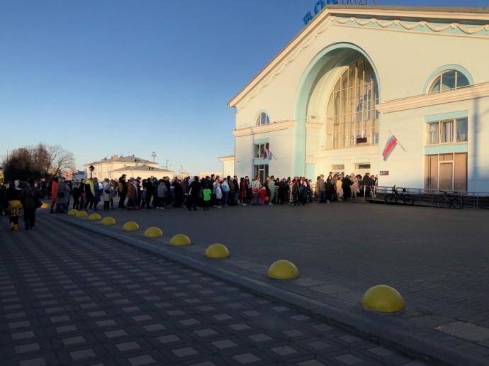 К Поезду Победы выстроилась огромная очередь