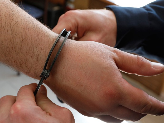 Мужчина пытался зарезать жену в Ровеньском округе из‑за семейных конфликтов Мужчина пытался зарезать жену в Ровеньском округе из‑за семейных конфликтов