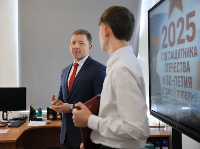 Антон Волошко провел урок мужества старшеклассникам в селе Ольховка в Приморье