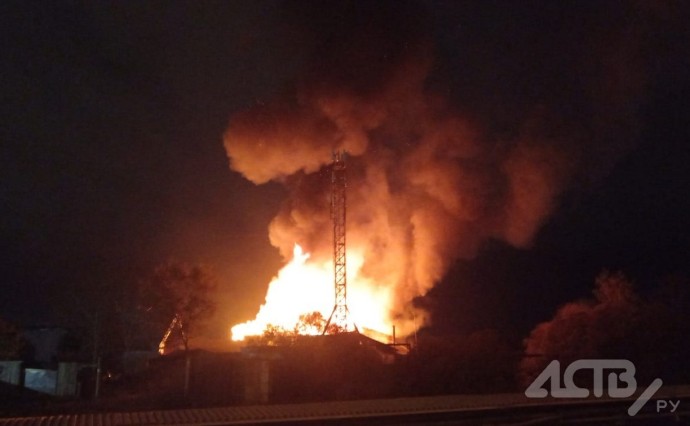 "Дым на несколько улиц": пожар в Южно-Сахалинске на улице Колодезной