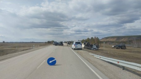 В Якутии на трассе «Умнас» в результате ДТП опрокинулся молоковоз
