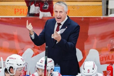 Судьи забыли отключить микрофон и на всю арену высказались о Хартли