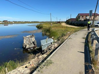 В Якутске пьяный водитель иномарки не справился с управлением и перевернулся