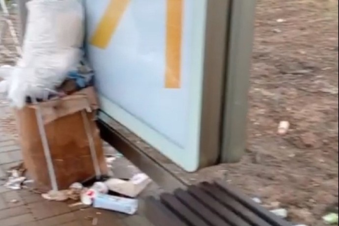 Ярославцы жалуются на мусор на новых трамвайных остановках Ярославцы жалуются на мусор на новых трамвайных остановках