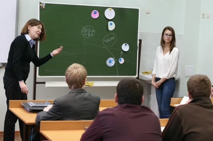 В Минпросвещения рассказали как снизить нагрузку на детей и учителей
