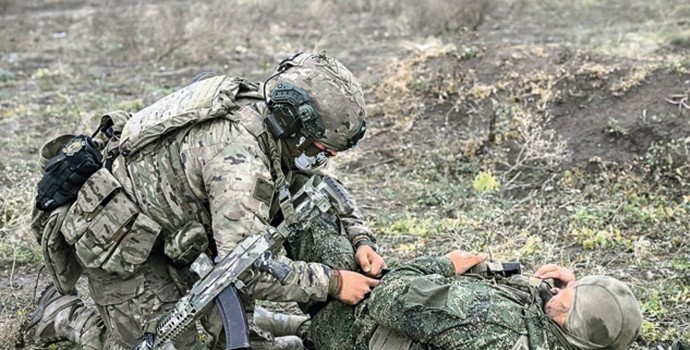 «Смауг» выполняет задачи в составе эвакуационной группы штурмовой роты «Смауг» выполняет задачи в составе эвакуационной группы штурмовой роты