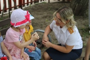 В День семьи, любви и верности сотрудники следственного управления СК России по Рязанской области навестили подшефный Дом ребенка.
