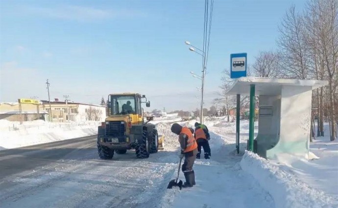 Свыше 110 единиц техники расчищает Южно-Сахалинск после метели: адреса