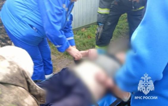 В Железногорске спасатели извлекли 77-летнего мужчину из погреба: пострадавшего передали медикам