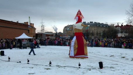 У Петропавловской крепости сожгли чучело Масленицы