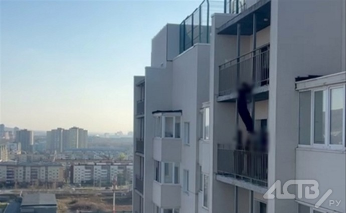 Опасные игры: подросток в Южно-Сахалинске перелез по балкону с 16 на 15 этаж Опасные игры: подросток в Южно-Сахалинске перелез по балкону с 16 на 15 этаж
