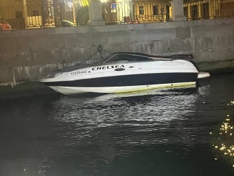 Катер с пассажирами дрейфовал по Екатерингофке и сел на мель в Финском заливе