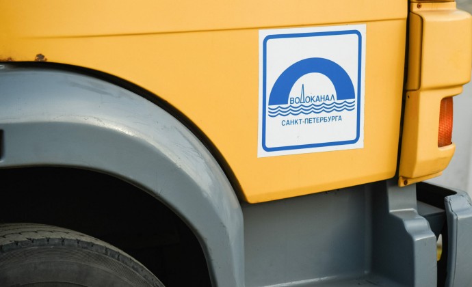 Холодная вода вытекла на проезжую часть проспекта Тореза: бригада «Водоканала» ведет обследование Холодная вода вытекла на проезжую часть проспекта Тореза: бригада «Водоканала» ведет обследование