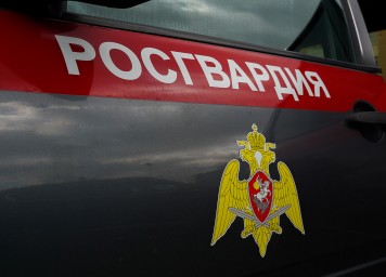 Неадекватный пензенец, пытаясь ударить охранника караоке-бара, попал по своей спутнице
