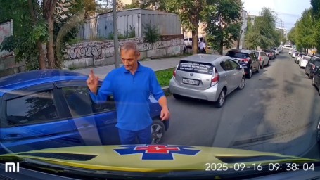 Российские медики с прохожими вручную сдвинули машину, которая загораживала скорой проезд