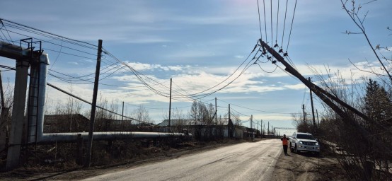 В Хандыге водитель автомобиля сбил опору ЛЭП