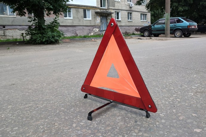 Жесткая авария в Пензенской области: ВАЗ врезался в дерево и перевернулся