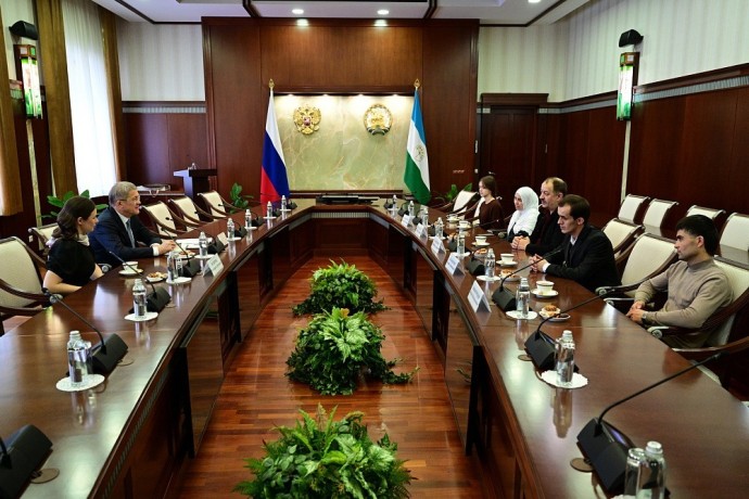 Радий Хабиров встретился с семьей студента, спасшего тонущих детей