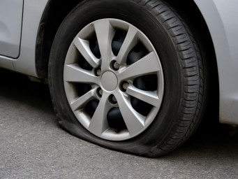 Было пять — стало четыре: как автопром избавился от лишнего колеса и совести