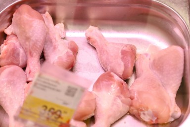 Выяснилось, почему мыть сырую курицу перед готовкой опасно для жизни