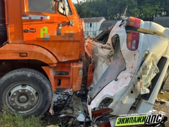 Остался кусок метала: КамАЗ раздавил Mitsubishi Delica под Владивостоком