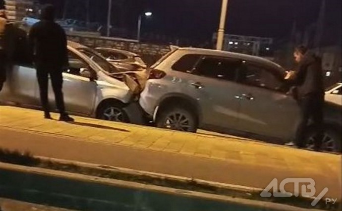В Южно-Сахалинске автомобиль врезался в стоявшую на парковке машину