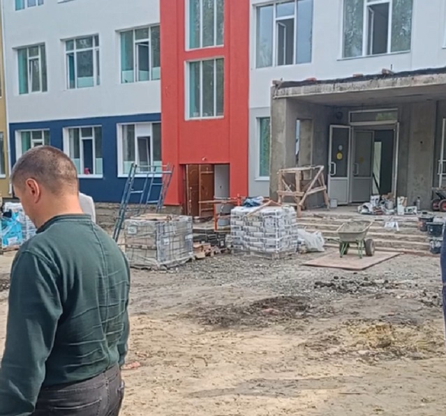 В Мордовии иностранный рабочий выпрыгнул со 2 этажа здания, пытаясь скрыться от полиции