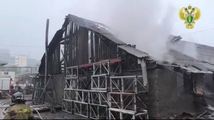 Полыхает склад: пожарные борются с огнём на Снеговой Полыхает склад: пожарные борются с огнём на Снеговой