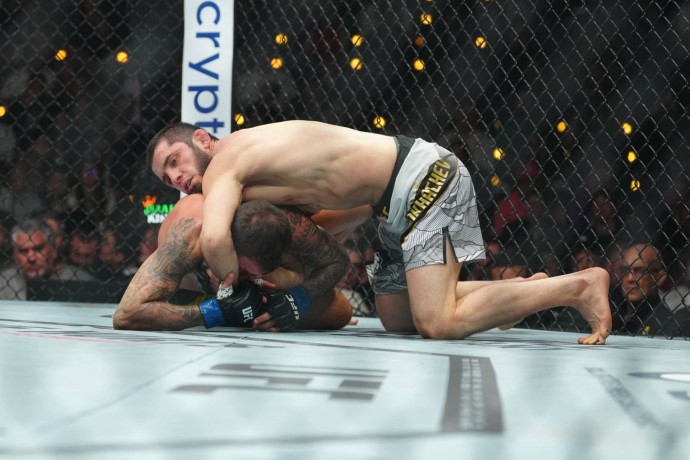 Махачев ответил, когда может подраться с Топурией