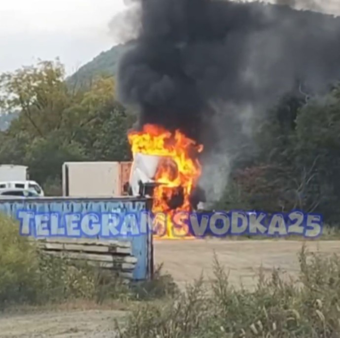 Огненное ЧП во Владивостоке: грузовой автомобиль сгорел дотла