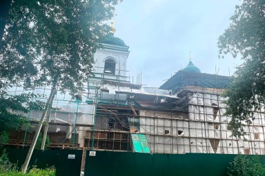 В Стефановской церкви Мирожского монастыря продолжаются кровельные работы
