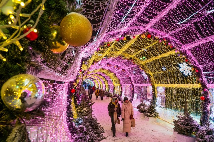 Москву начали украшать к Новому году Москву начали украшать к Новому году