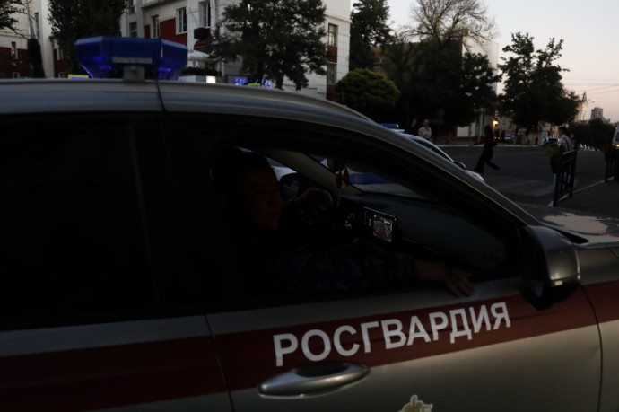В ночном клубе Астрахани посетитель набросился с ножом на охранника