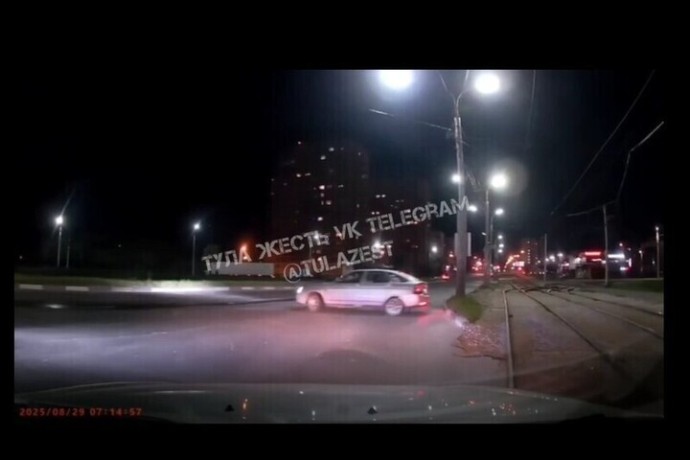 "Приора" чуть на "намоталась" на столб на Ложевой в Туле