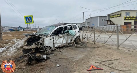 В Якутске автомобиль наехал на ограждение. Есть погибший