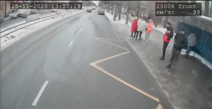 В Ярославле нашли подростка, который разбил окно электробуса В Ярославле нашли подростка, который разбил окно электробуса