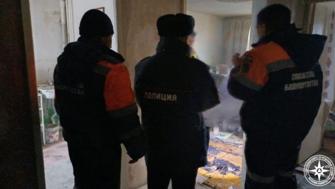 В Башкирии на полу в задымленной квартире нашли 40-летнего мужчину