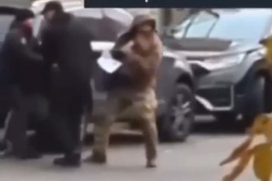 В Киеве военкомы забрали физрука прямо во время урока