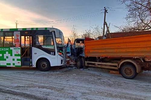 Три пассажира автобуса и водитель грузовика пострадали в ДТП на Песчаной в Благовещенске Три пассажира автобуса и водитель грузовика пострадали в ДТП на Песчаной в Благовещенске