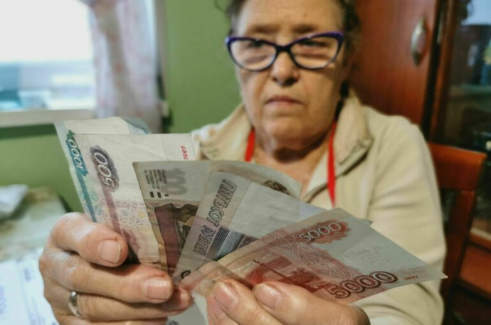 Кому повысят пенсии в феврале