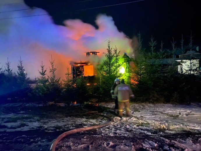 Спасатели помогли потушить жилой дом в деревне под Пензой. ФОТО Спасатели помогли потушить жилой дом в деревне под Пензой. ФОТО