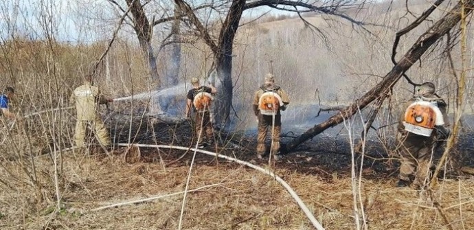 Детская шалость стала причиной травяного пожара в Горно-Алтайске