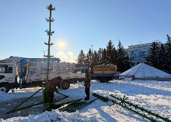 В Белогорске приступили к созданию ледового городка В Белогорске приступили к созданию ледового городка