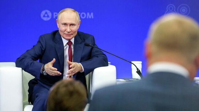 Опрос показал, сколько россиян одобряют работу Путина