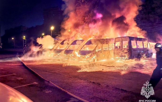 В Туле ночью сгорели 11 микроавтобусов