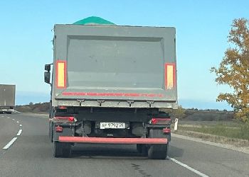 Большегруз просыпал щебень на новом мосту через Зею в Благовещенске Большегруз просыпал щебень на новом мосту через Зею в Благовещенске