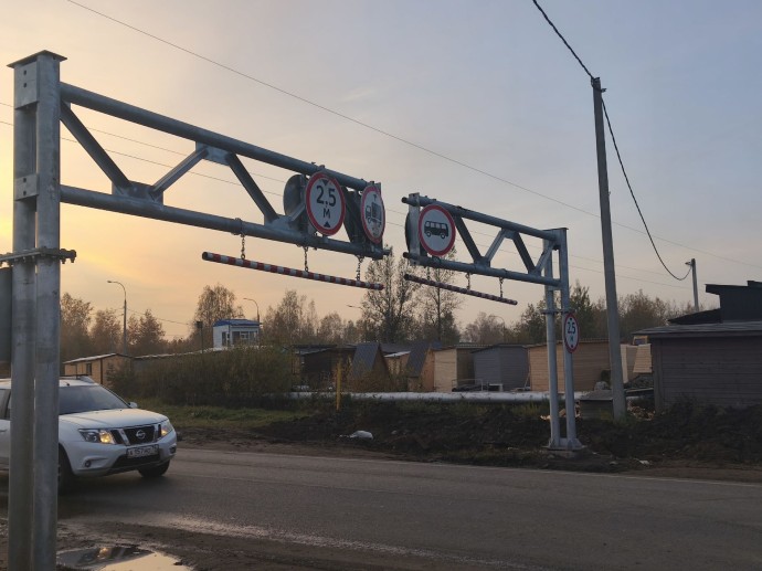 Водитель заплатит за сломанный ограничитель для большегрузов под Ярославлем Водитель заплатит за сломанный ограничитель для большегрузов под Ярославлем